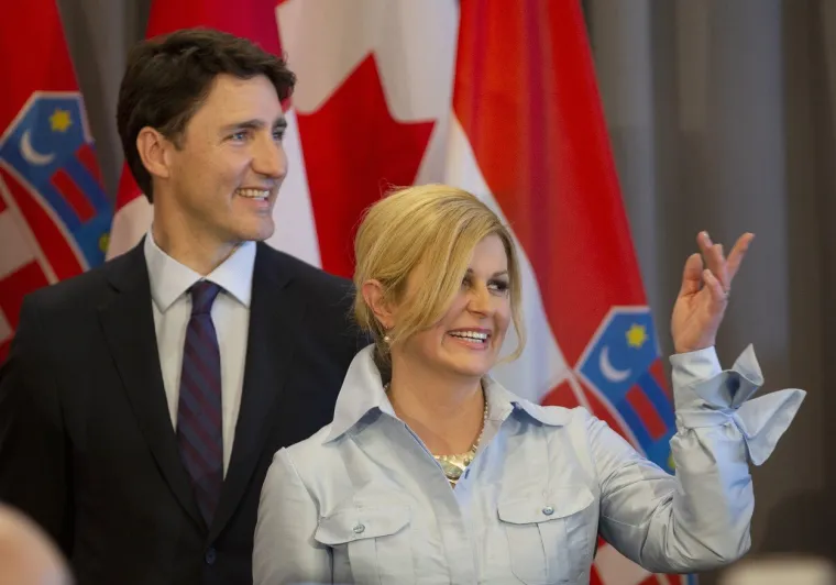PREDSJEDNICA I TRUDEAU RAZMIJENILI ODUŠEVLJENE POGLEDE: Kolinda za susret s kanadskim premijerom odjenula neobičnu haljinu