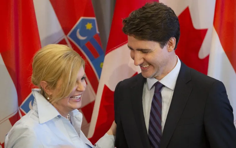 PREDSJEDNICA I TRUDEAU RAZMIJENILI ODUŠEVLJENE POGLEDE: Kolinda za susret s kanadskim premijerom odjenula neobičnu haljinu