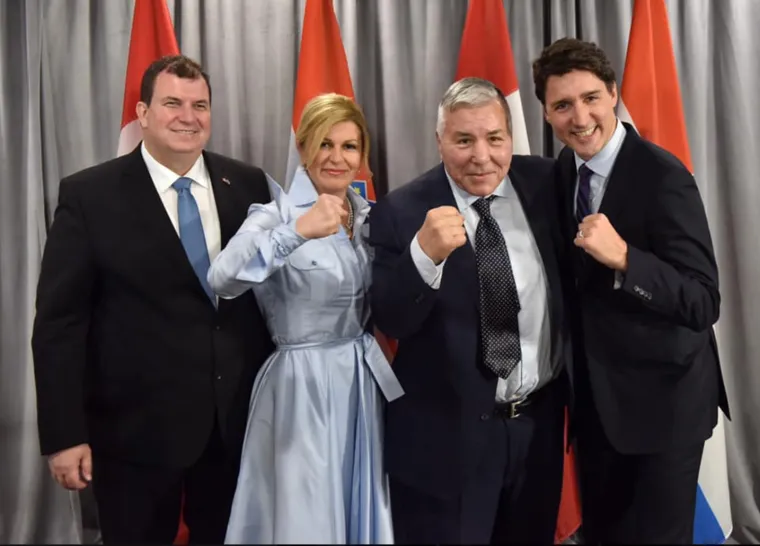 PREDSJEDNICA I TRUDEAU RAZMIJENILI ODUŠEVLJENE POGLEDE: Kolinda za susret s kanadskim premijerom odjenula neobičnu haljinu