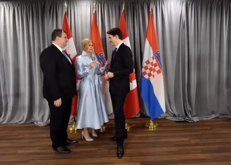 PREDSJEDNICA I TRUDEAU RAZMIJENILI ODUŠEVLJENE POGLEDE: Kolinda za susret s kanadskim premijerom odjenula neobičnu haljinu