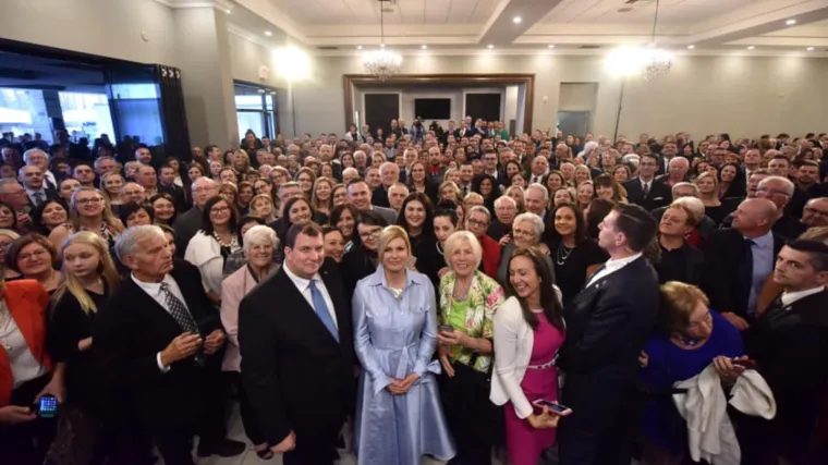 PREDSJEDNICA I TRUDEAU RAZMIJENILI ODUŠEVLJENE POGLEDE: Kolinda za susret s kanadskim premijerom odjenula neobičnu haljinu