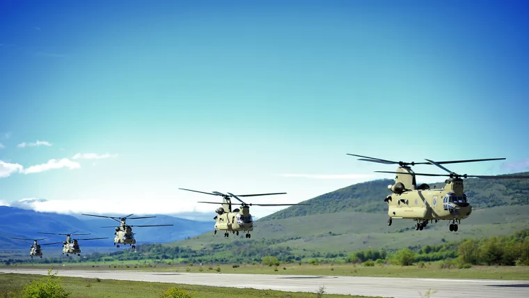 17 američkih helikoptera doletjelo u vojarnu Udbina