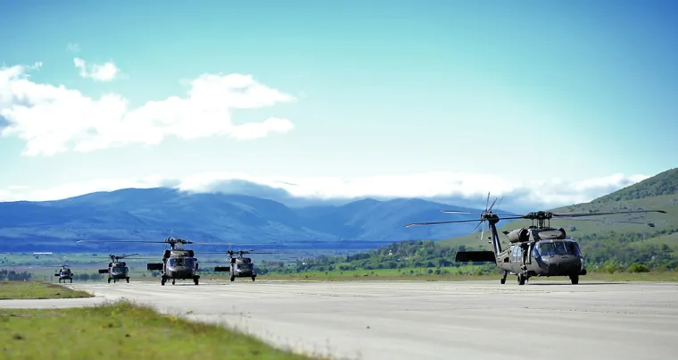 17 američkih helikoptera doletjelo u vojarnu Udbina