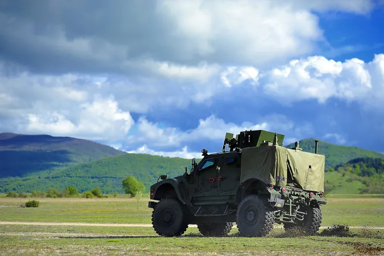 17 američkih helikoptera doletjelo u vojarnu Udbina