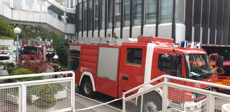 Crni, gusti dim &scaron;iri se Ksaverom: Gori hrvatska agencija za malo gospodarstvo