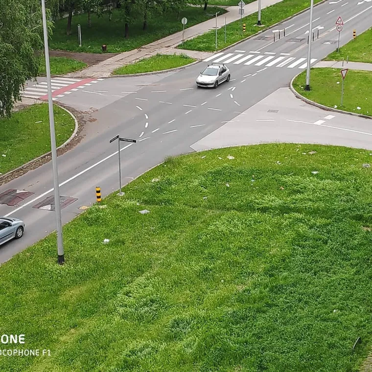 Mladić počistio smeće oko zgrade