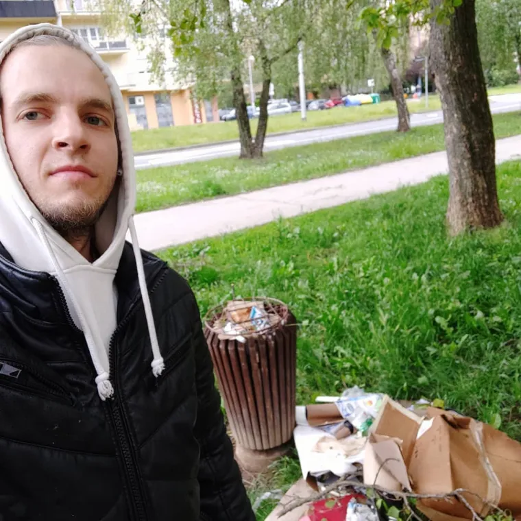 Mladić počistio smeće oko zgrade