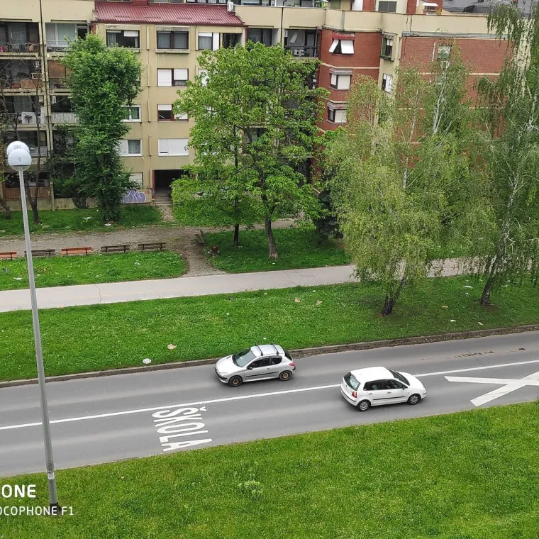 Mladić počistio smeće oko zgrade