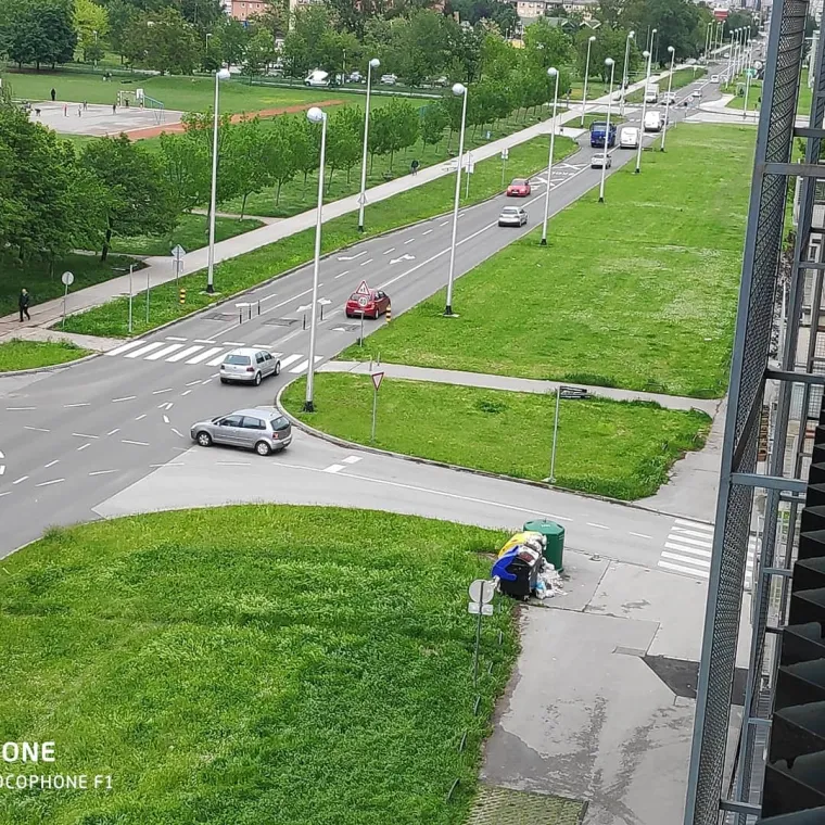 Mladić počistio smeće oko zgrade