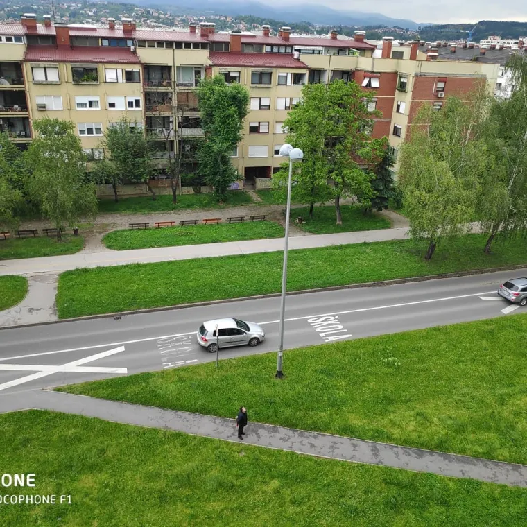 Mladić počistio smeće oko zgrade