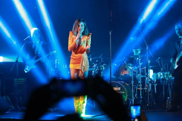SEVERINA MAMILA POGLEDE NA PROMOCIJI ALBUMA: U mini haljini pokazala dekolte i ubojite noge