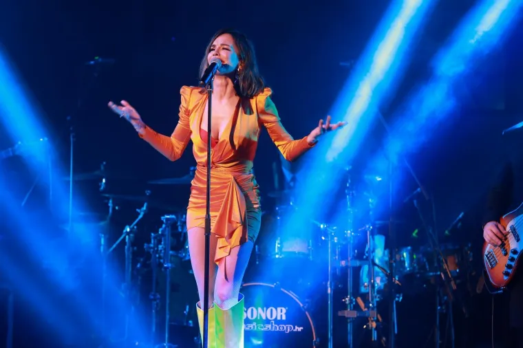 SEVERINA MAMILA POGLEDE NA PROMOCIJI ALBUMA: U mini haljini pokazala dekolte i ubojite noge