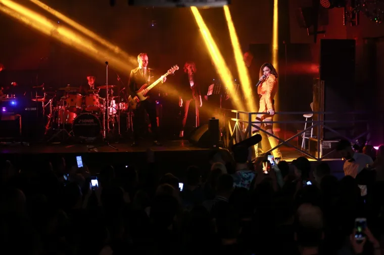 SEVERINA MAMILA POGLEDE NA PROMOCIJI ALBUMA: U mini haljini pokazala dekolte i ubojite noge