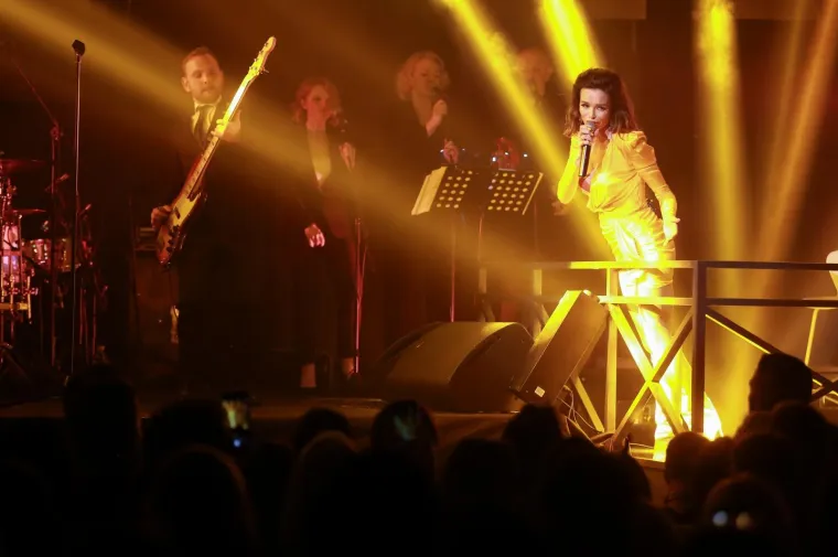 SEVERINA MAMILA POGLEDE NA PROMOCIJI ALBUMA: U mini haljini pokazala dekolte i ubojite noge