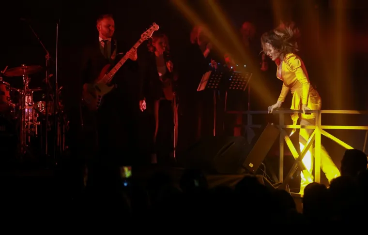 SEVERINA MAMILA POGLEDE NA PROMOCIJI ALBUMA: U mini haljini pokazala dekolte i ubojite noge