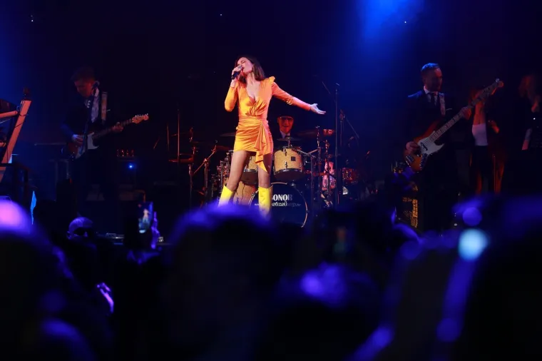 SEVERINA MAMILA POGLEDE NA PROMOCIJI ALBUMA: U mini haljini pokazala dekolte i ubojite noge