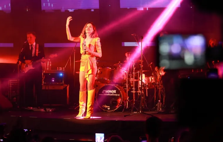 SEVERINA MAMILA POGLEDE NA PROMOCIJI ALBUMA: U mini haljini pokazala dekolte i ubojite noge