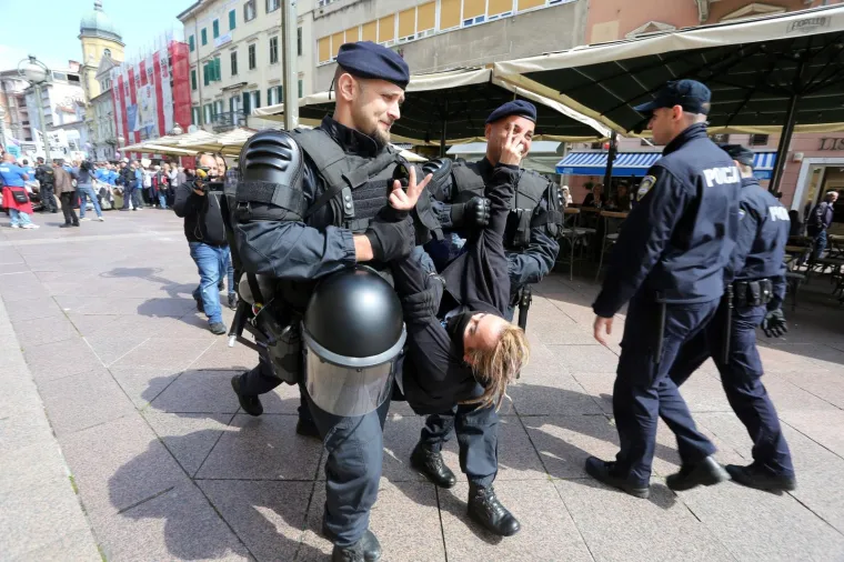 Pogledajte privođenje prosvjednika koji su poku&scaron;ali zaustaviti povorku Hod za život