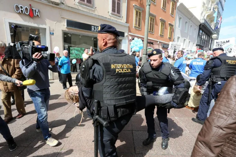 Pogledajte privođenje prosvjednika koji su poku&scaron;ali zaustaviti povorku Hod za život
