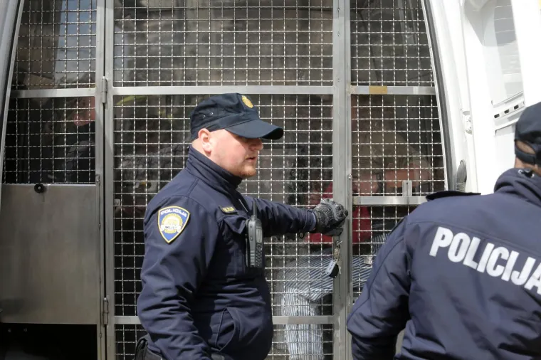 Pogledajte privođenje prosvjednika koji su poku&scaron;ali zaustaviti povorku Hod za život