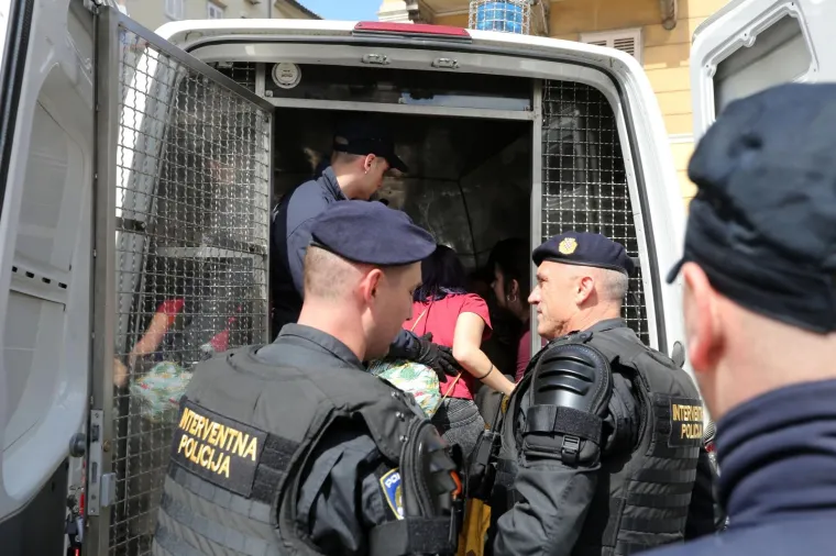 Pogledajte privođenje prosvjednika koji su poku&scaron;ali zaustaviti povorku Hod za život