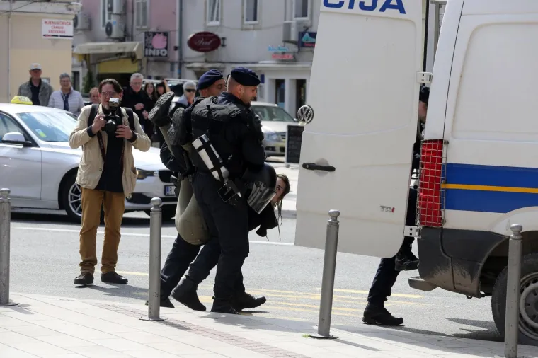 Pogledajte privođenje prosvjednika koji su poku&scaron;ali zaustaviti povorku Hod za život