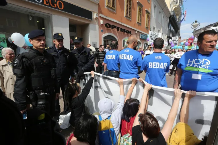 Pogledajte privođenje prosvjednika koji su poku&scaron;ali zaustaviti povorku Hod za život