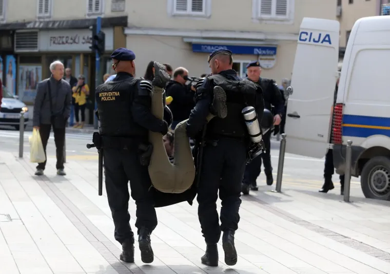 Pogledajte privođenje prosvjednika koji su poku&scaron;ali zaustaviti povorku Hod za život