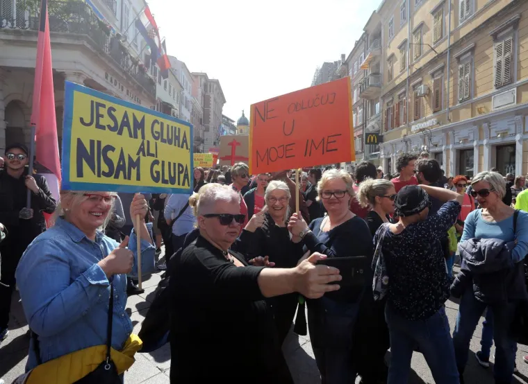 U Rijeci i Osijeku počeo Hod za život: Policija privela desetak antiprosvjednika