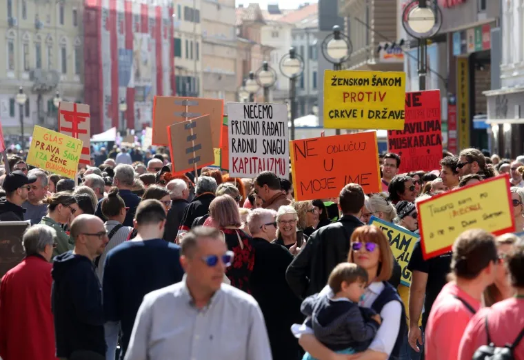 U Rijeci i Osijeku počeo Hod za život: Policija privela desetak antiprosvjednika