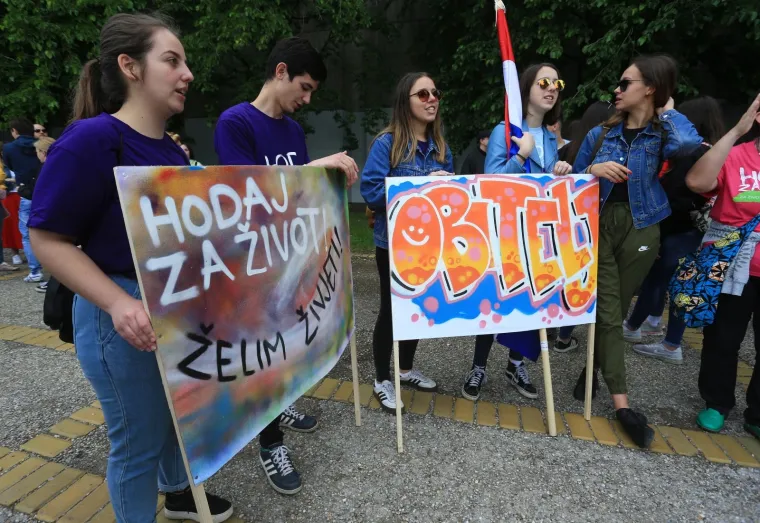 U Rijeci i Osijeku počeo Hod za život: Policija privela desetak antiprosvjednika