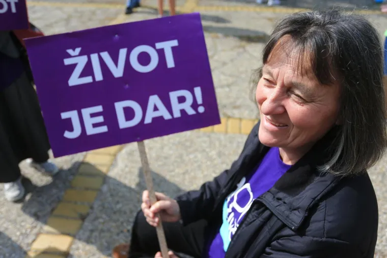 U Rijeci i Osijeku počeo Hod za život: Policija privela desetak antiprosvjednika