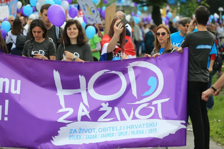 U Rijeci i Osijeku počeo Hod za život: Policija privela desetak antiprosvjednika