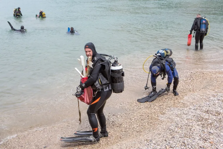 U Dubrovniku održana velika akcija či&scaron;ćenja podmorja: Pogledajte &scaron;to su sve ronioci izvukli na obalu!