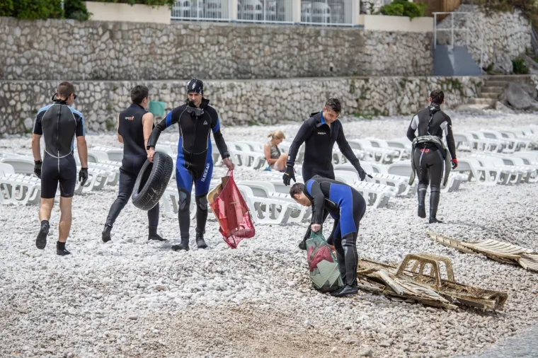 U Dubrovniku održana velika akcija či&scaron;ćenja podmorja: Pogledajte &scaron;to su sve ronioci izvukli na obalu!