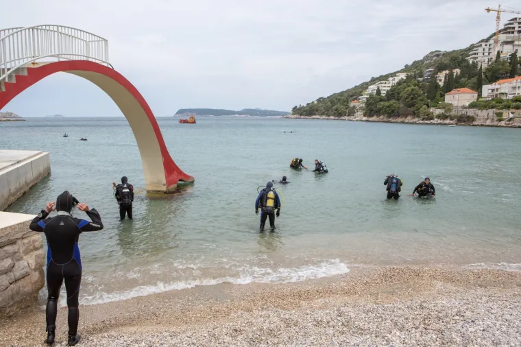 U Dubrovniku održana velika akcija či&scaron;ćenja podmorja: Pogledajte &scaron;to su sve ronioci izvukli na obalu!
