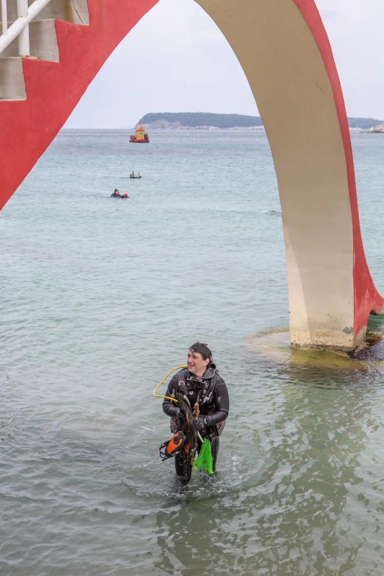 U Dubrovniku održana velika akcija či&scaron;ćenja podmorja: Pogledajte &scaron;to su sve ronioci izvukli na obalu!