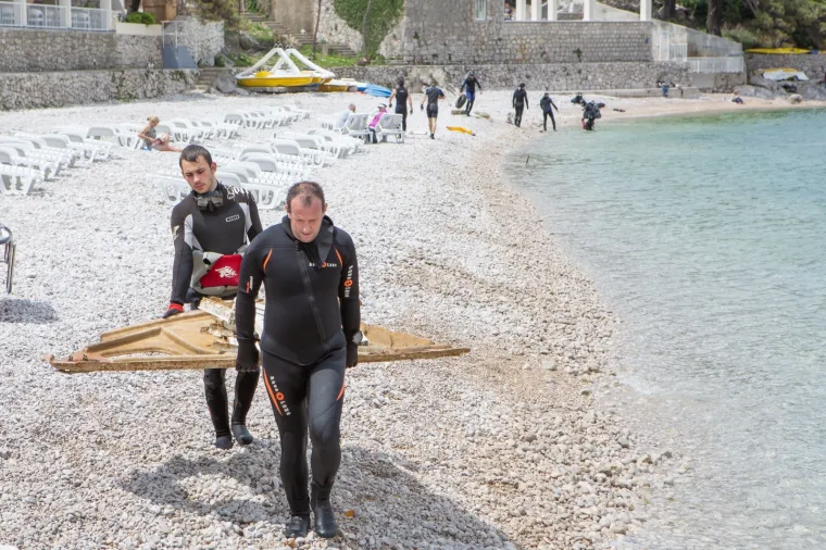 U Dubrovniku održana velika akcija či&scaron;ćenja podmorja: Pogledajte &scaron;to su sve ronioci izvukli na obalu!