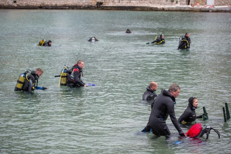 U Dubrovniku održana velika akcija či&scaron;ćenja podmorja: Pogledajte &scaron;to su sve ronioci izvukli na obalu!