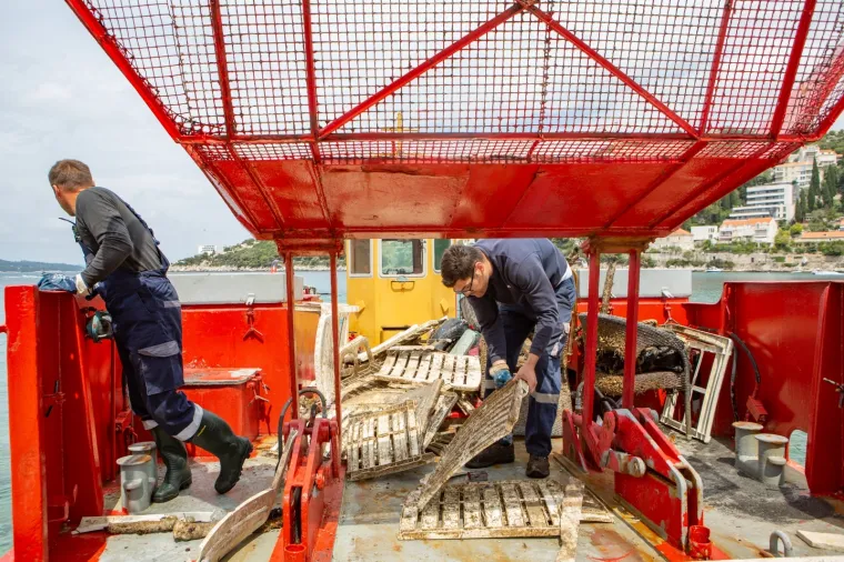 U Dubrovniku održana velika akcija či&scaron;ćenja podmorja: Pogledajte &scaron;to su sve ronioci izvukli na obalu!