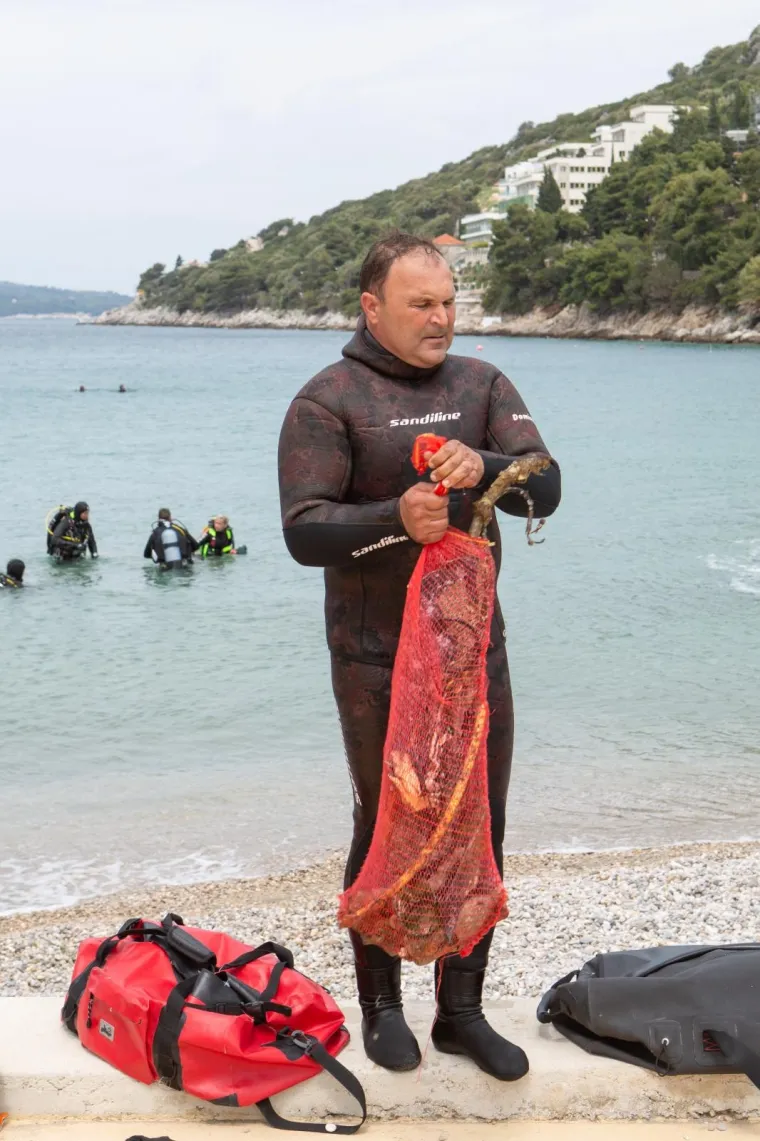 U Dubrovniku održana velika akcija či&scaron;ćenja podmorja: Pogledajte &scaron;to su sve ronioci izvukli na obalu!