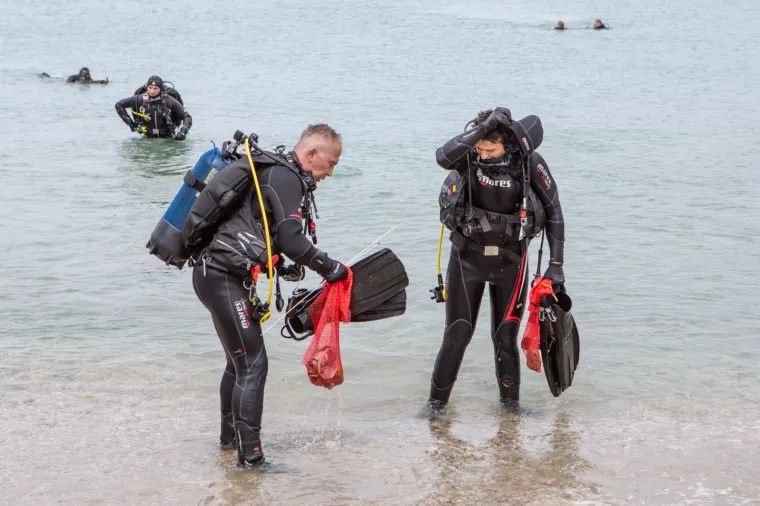 U Dubrovniku održana velika akcija či&scaron;ćenja podmorja: Pogledajte &scaron;to su sve ronioci izvukli na obalu!