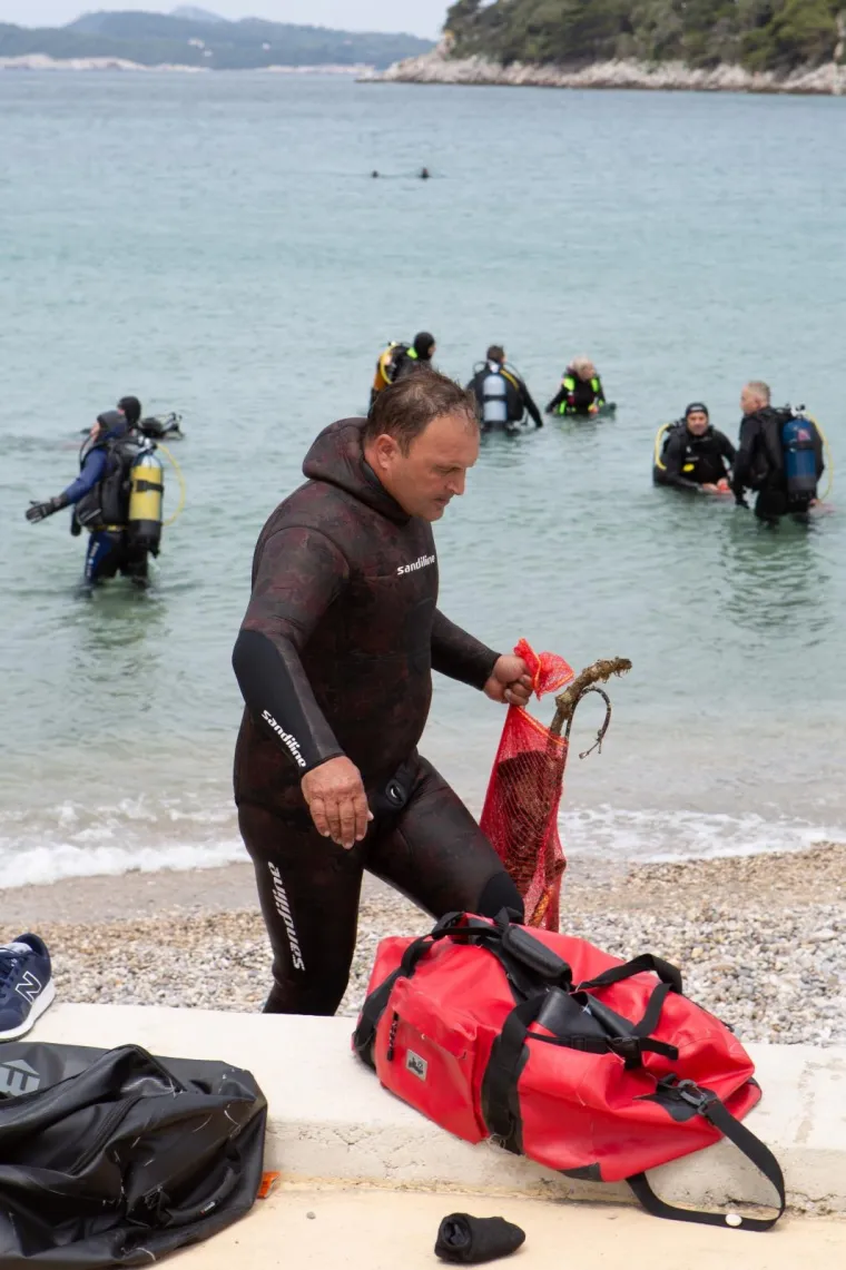 U Dubrovniku održana velika akcija či&scaron;ćenja podmorja: Pogledajte &scaron;to su sve ronioci izvukli na obalu!