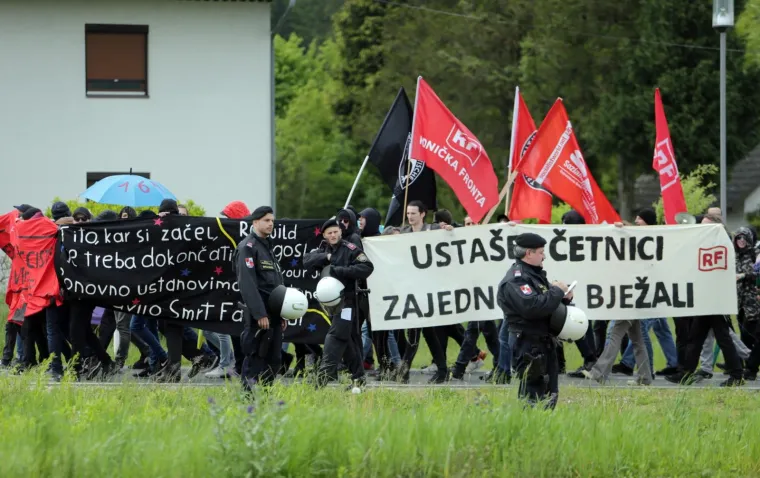 FOTOGRAFIJE S KOMEMORACIJE NA BLEIBUR&Scaron;KOM POLJU: Prosvjednici plakatima poslali poruku okupljenima