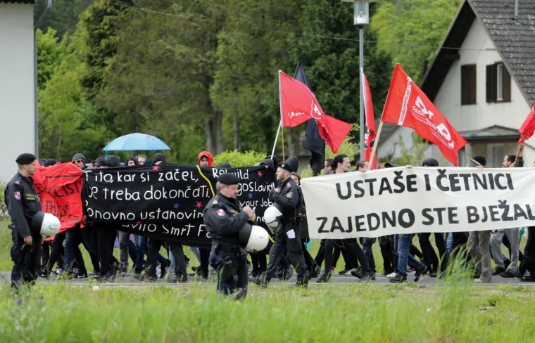 FOTOGRAFIJE S KOMEMORACIJE NA BLEIBUR&Scaron;KOM POLJU: Prosvjednici plakatima poslali poruku okupljenima