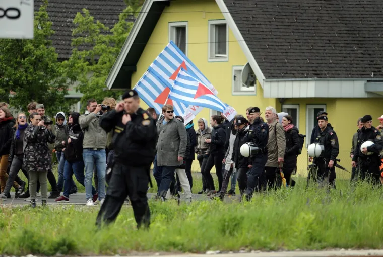 FOTOGRAFIJE S KOMEMORACIJE NA BLEIBUR&Scaron;KOM POLJU: Prosvjednici plakatima poslali poruku okupljenima