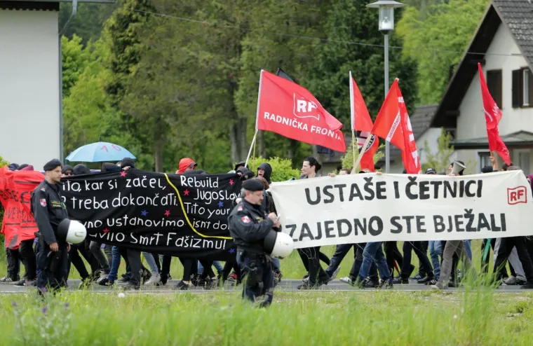 FOTOGRAFIJE S KOMEMORACIJE NA BLEIBUR&Scaron;KOM POLJU: Prosvjednici plakatima poslali poruku okupljenima