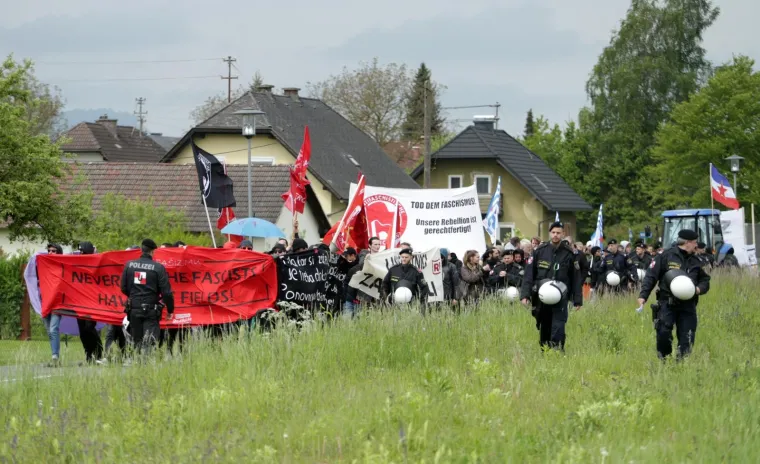 FOTOGRAFIJE S KOMEMORACIJE NA BLEIBUR&Scaron;KOM POLJU: Prosvjednici plakatima poslali poruku okupljenima