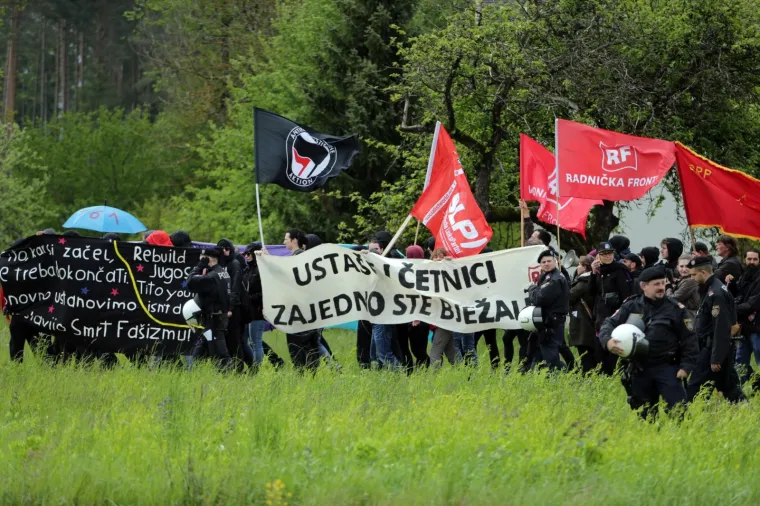 FOTOGRAFIJE S KOMEMORACIJE NA BLEIBUR&Scaron;KOM POLJU: Prosvjednici plakatima poslali poruku okupljenima