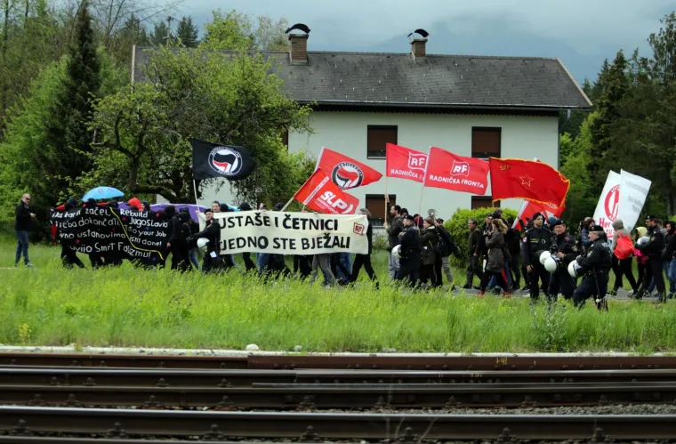 FOTOGRAFIJE S KOMEMORACIJE NA BLEIBUR&Scaron;KOM POLJU: Prosvjednici plakatima poslali poruku okupljenima
